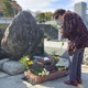 「被爆者の墓」で反核祈る