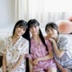 AKB48秋山由奈＆新井彩永＆八木愛月、美脚際立つお揃いパジャマ姿で集結＜独占カットあり＞