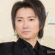 藤原竜也、ハイヒール＆巨大な羽を身につけ次々ポーズ「履きこなしててすごい」「プロ」の声