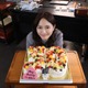 川口春奈、誕生日サプライズに笑顔 ドラマ「アンサンブル」チームが祝福