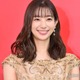 足立梨花、ミニスカ＆シースルーソックスで美脚披露「お姫様みたい」「小顔際立つ」と反響