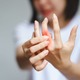 最近「指が痛む」と思っていたら、包丁を取り落とすほどに悪化して。10年以上手指の痛みに悩んだ女性がたどった治療法の数々とは
