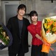 三代目JSB岩田剛典“バディ”蒔田彩珠と笑顔＆涙のクランクアップ「戦いのような思いで臨んだ4ヶ月」【DOCTOR PRICE】