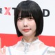 あの、膝上丈から美脚スラリ「ファンの女の子にもらった古着のワンピース」