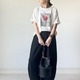 クールにオシャレに決まる「フォトTシャツ」。お手本にしたいリラクシーな大人の着こなし【40代の毎日コーデ】