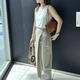 小物使いが洗練見えの秘訣。白ノースリーブ×ベージュワイドパンツでつくるきれいめスタイル【40代の毎日コーデ】