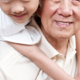 忘れっぽい70代の祖父…すると孫が”とあるお土産”を持ってきて⇒祖父「こんなの孫しかくれない」家族全員が爆笑