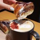 スタバの新提案、チョコとベリーのコルネッティをラテに浸す“ホリデーディップ”食べてみた