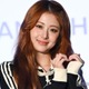 LE SSERAFIMユンジン、妹との密着プラベ写真公開「美人姉妹」「そっくり」の声