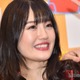 “可愛すぎる新喜劇女優”小寺真理「パンティかなぁ」美脚際立つ編み物姿に反響「座り方色っぽい」「スタイル抜群」