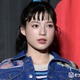 石井杏奈、ミニ丈ボトムス着用で美脚際立つ「スタイル抜群」「何着ても似合ってる」撮影オフショットに反響