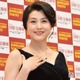 藤原紀香、美脚際立つスカート姿に絶賛の声「抜群のスタイル」「足元まで完璧な美しさ」