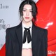 三吉彩花、へそピ目立つショート丈シャツコーデ マニッシュの中に柔らかさ選出【プラダを着た悪魔２】