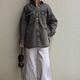 今、頼れる【デニムシャツジャケット】。グレーカラーなら、大人っぽさとカジュアル感を兼ね備えた雰囲気に【40代の毎日コーデ】