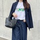 品格が出る【ネイビーのダブルジャケット】。ロゴT×ワイドデニムに羽織った知的でカジュアルな着こなし【40代の毎日コーデ】