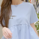 体型カバーと上品見えを両立する【GU】ペプラムトップス。華やかで上品なブルーは、着映え力が高く大人が試したいカラー【40代の毎日コーデ】