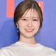 白石麻衣、変形スカートから色白美脚スラリ「大人可愛い」「女神級の美しさ」の声