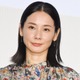吉田羊、白タイツで美脚際立つ「個性的でおしゃれ」「着こなせるの凄い」と反響