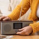 「ラジオは古い」は勘違い！再びブームになりつつあるラジオを支える「収益」って？熱狂的なファンがもたらす意外な収入源