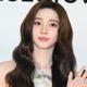 aespaカリナ、シックな黒ジャケットから美脚スラリ「スタイルの良さが異次元」「ロングブーツ似合いすぎ」と反響