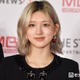IVEガウル、美デコルテ際立つノースリミニワンピショット公開「透き通るような美肌」「スタイルレベチ」の声