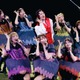 ミセス藤澤涼架『CEREMONY』でFRUITS ZIPPERのステージに降臨 キレのあるダンスで存在感放つ【11日公演ライブレポ】