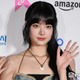 LE SSERAFIMウンチェ、変形トップス×ミニスカで大胆肌見せ「何頭身なの？」「破壊力すごい」と反響
