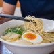 ラーメンに卵をプラス！宅配ピザに好きなトッピング…だけで、疲れた心が回復するって本当？みんながやってる、いつものご飯を「特別版」にする“プチ工夫”