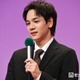 JO1豆原一成、左手薬指に“指輪” 新郎姿で大御所女優を腕組みエスコート【夫婦と16歳～狂気の隣人～】
