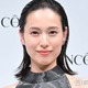戸田恵梨香、美脚際立つ全身ブラックコーデ披露「圧倒的オーラ」「大人の魅力全開」の声