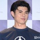 小島よしお、屋台の前で息子抱っこ 2ショットに反響「笑顔が爽やか」「ほのぼのしてて癒される」