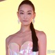 冨永愛「初めての海の砂」生後2ヶ月の第2子と海へ「愛おしさが詰まってる」「可愛すぎるあんよ」と反響