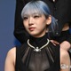 HANA・JISOO、ILLITとのコラボMVオフショット「唯一無二の可愛さ」「パンクスタイルが似合う」制服姿に反響