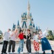 Mrs. GREEN APPLE「テレビ×ミセス」東京ディズニーリゾートでコラボイベント＆びしょ濡れアトラクション満喫 これからの夢語る貴重トークも