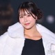 元NMB48白間美瑠、黒透けタイツ×ミニ丈ワンピで美脚スラリ 白ファーがアクセント【関コレ2026A/W】