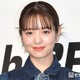 横田真悠、膝丈透けスカートから美脚スラリ「完璧な頭身バランス」「どんなテイストの衣装も着こなしててさすが」と反響
