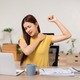 「手が後ろで組めない」原因は肩甲骨にあり？ 1分で肩こりスッキリ「肩甲骨はがし」 