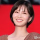 岡崎紗絵、スラリ美脚際立つスリットスカート姿公開「身体の半分以上脚」「可愛すぎます」の声