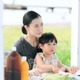 「Tシャツが乾くまで」咲子（蒼井優）がハグする男性は誰？ メインビジュアルめぐる考察白熱「予告がヒント？」「背の高さが…」【ネタバレあり】