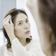 閉経後は「頭の中央の分け目」から薄毛が始まる⁉ 更年期の髪の悩み、原因を専門医が解説