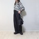 大人の「チェック柄シャツ」はモノトーンで。カジュアル小物を添えた軽快な着こなし