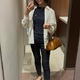 細身ボトムスが新鮮！ネイビーに白シャツ合わせで、ほんのりコンサバな仕上がり。【40代の毎日コーデ】