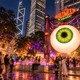 香港で「ハロウィーン・マンス」初開催！街全体がパーティ会場へ変身、⽬⽟のオブジェ＆お化けの牢屋などフォトスポット満載