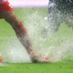 大雨のなかサッカーするとプロでもこうなる！とんでも珍ゴールが話題