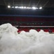 やめてあげて…サッカー審判、ファンから「雪の集中砲火」を浴びる