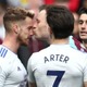 ダチョウ倶楽部か！プレミアリーグ、激怒からのキスでイエロー