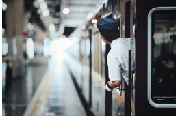 1時間に1本の電車で登校。寝坊し必死に改札まで走ると…駅員さんの神対応に「10年経った今でも心に残っています」