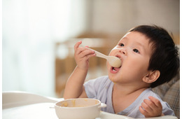 スプーンの練習中の1歳の息子「自分で食べたい！」すると、嫌な予感的中な状況とは一体！？