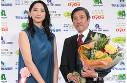 奥田瑛二、杏との共演は実娘・安藤サクラより「緊張する」熱いハグで喜び分かち合う【第49回報知映画賞】