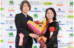 「ラストマイル」塚原あゆ子監督、受賞に喜び 野木亜紀子氏がサプライズ祝福「新鮮味もない私ですみません」【第49回報知映画賞】